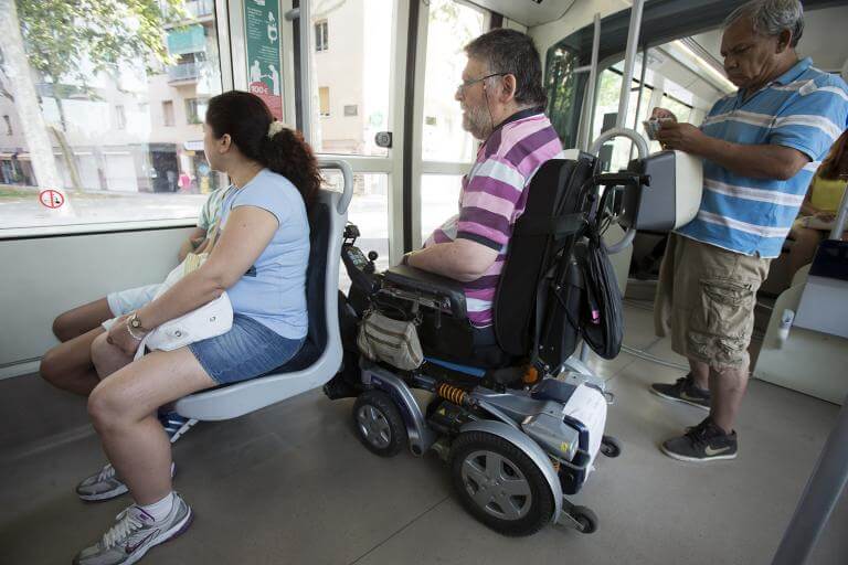 Imatge persones en cadira de rodes dins d'un autobús