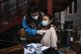 professional UNICEF atenent una nena per coronavirus