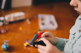 Fotografia d'un infant jugant amb un lego