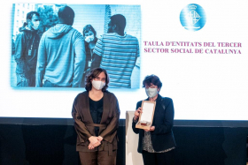 Francina Alsina recull la medalla d'honor de Barcelona de l'alcaldessa Ada Colau