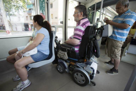 Imatge persones en cadira de rodes dins d'un autobús